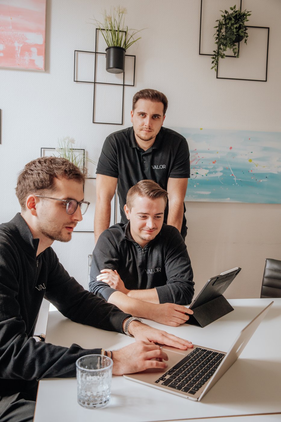 Team-Beratung am Laptop